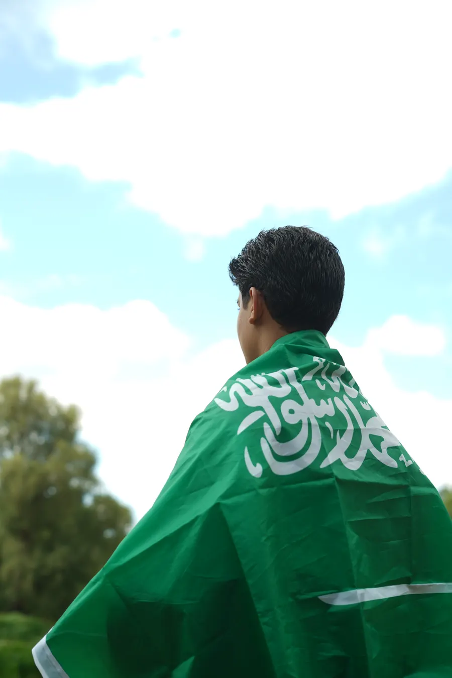 Student carrying the Saudi flag